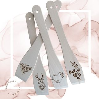 Naše práce nás fakt baví hlavně díky své variabilitě. 💛 Každý z vás má jiný nápad a přání, jaký motiv na svém výrobku mít...